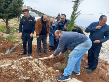 بلدية عجلون الكبرى تواصل حملة التشجير بمناسبة اليوم العالمي للشجرة