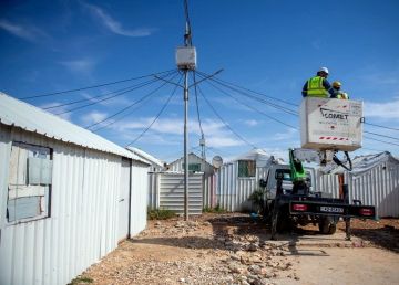 كهرباء على مدار الساعة للاجئين في مخيم الأزرق كهرباء على مدار الساعة للاجئين في مخيم الأزرق