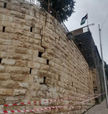 إجراءات احترازية في إربد بعد رصد تشققات في سور دار السرايا الأثري إجراءات احترازية في إربد بعد رصد تشققات في سور دار السرايا الأثري