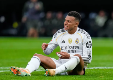 ترك العلاج وسافر إلى جدة ..  "مبابي" لمس الكرة 8 مرات فقط !