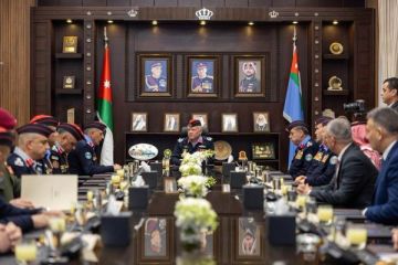 الملك يزور مديرية الأمن العام ويطلع على تجهيزاتها للتعامل مع الظروف الجوية الملك يزور مديرية الأمن العام ويطلع على تجهيزاتها للتعامل مع الظروف الجوية