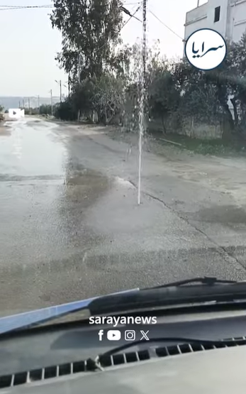 بالفيديو .. تسرب مياه يحول شارعا في بني كنانة إلى نافورة ويثير استياء المواطنين