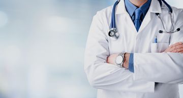 انسحاب أطباء من التأمين الصحي يربك المواطنين ويعيد العلاج إلى الدفع النقدي .. ونقابة الأطباء توضح لسرايا