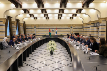 رئيس الوزراء في مؤتمر صحفي مع نظيره اللبناني في بيروت: سيبقى الأردن السند للبنان الشقيق ويدعم أمنه واستقراره.