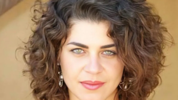 منى هلا تقدم بلاغا ضد قائد سيارة بتهمة الاعتداء