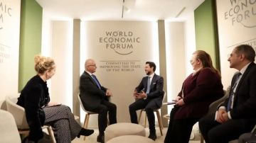 ولي العهد يلتقي في دافوس المفوض الأممي السامي لشؤون اللاجئين