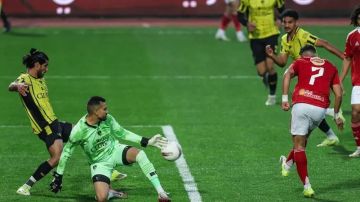 الأهلي يهزم دجلة بثلاثية ويرتقي إلى المركز الثالث