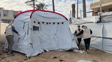 الحملة الأردنية والهيئة الخيرية توزعان خياما على النازحين في غزة الحملة الأردنية والهيئة الخيرية توزعان خياما على النازحين في غزة