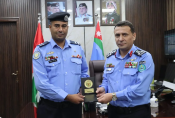 تكريم شرطي أنقذ فتاة تعرضت للغرق في العقبة