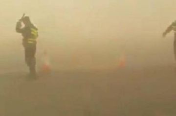 الامن العام : قطع حركة السير باتجاه حدود العمري ( من محطة العمري باتجاه الحدود ، ومن محطة طوبة باتجاه الحدود ) بسبب الرياح الشديدة المثيرة للغبار وتدني مدى الرؤية