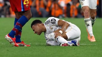 مبابي.. ترك العلاج وسافر إلى جدة ليلمس الكرة 8 مرات فقط