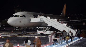 مطار عمان يستقبل أول طائرة بعد تشغيله