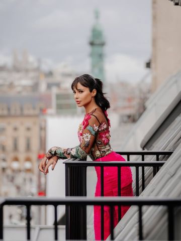 مهيرة عبد العزيز تستذكر أزياءها في أسابيع الموضة بباريس