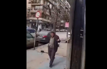 وسط الرصاص والقصف بحلب.. مسن سوري يسأل مقاتلا متأهبا عن بائع مشروبات كحولية في المنطقة (فيديو)