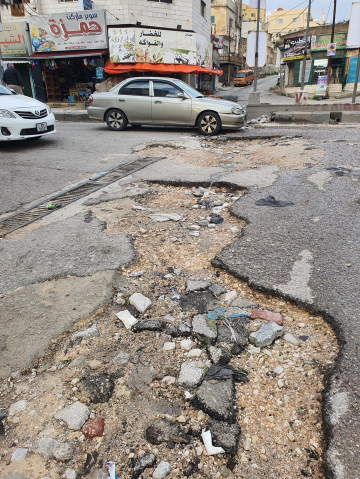 بلدية إربد تشهر الخط الأحمر بوجه المتعهدين: وقف الحفريات فورا ومهلة أسبوع أو المحاسبة