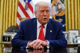 ترامب يهدد بفرض رسوم جمركية على كل دولة لا تؤيد خطته في غرينلاند