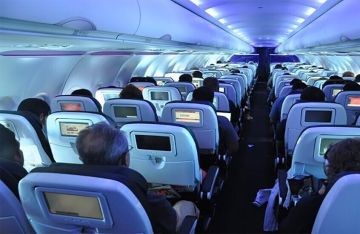 ضبط مسافر ياباني يلتقط سرا صورا تحت تنانير مضيفات الطيران.. وهذه العقوبة بانتظاره!