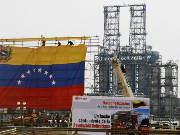 فنزويلا تنهي احتكار الدولة للنفط .. وواشنطن تخفف عقوباتها وتعيد فتح الأجواء فنزويلا تنهي احتكار الدولة للنفط .. وواشنطن تخفف عقوباتها وتعيد فتح الأجواء