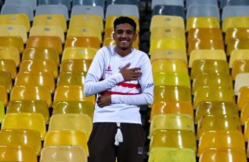 مشجع وحيد يحضر مباراة الزمالك.. ورد فعل من جون إدوارد (فيديو)