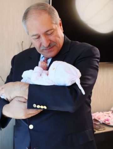 الأميرة سمية ومعالي ناصر جودة يرزقان بحفيدتهما سمية 