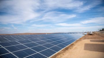 المفوضية السامية للأمم المتحدة توفر الكهرباء المستمرة لآلاف الأسر في مخيم الأزرق للاجئين