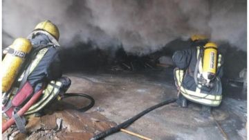 إخماد حريق شب داخل محلين لقطع السيارات في العاصمة