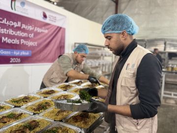 الهيئة الخيرية الهاشمية والهلال الأحمر القطري يوزعان وجبات على الأسر في غزة