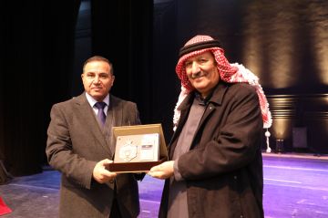 تكريم رئيس مجلس إدارة شركة الزرقاء للتعليم والاستثمار لدوره في دعم المجتمع المحلي