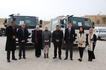 بلدية الكرك تتسلم شاحنتي نفايات ضمن المنح اليابانية لمشاريع الأمن الإنساني بلدية الكرك تتسلم شاحنتي نفايات ضمن المنح اليابانية لمشاريع الأمن الإنساني