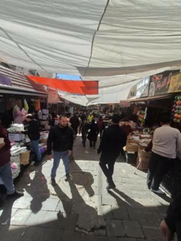 بلدية عجلون تزيل 60 بسطة مخالفة من شارع الحسبة لتنظيم الحركة وتحسين البيئة