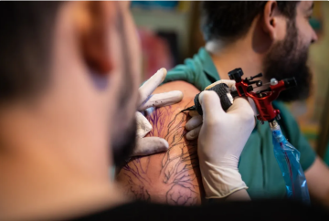 ما لا نراه تحت الجلد .. كيف يتفاعل حبر الوشم مع الجسم؟