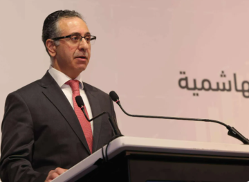 وزير الصناعة يفتتح مكتب شركة دخان