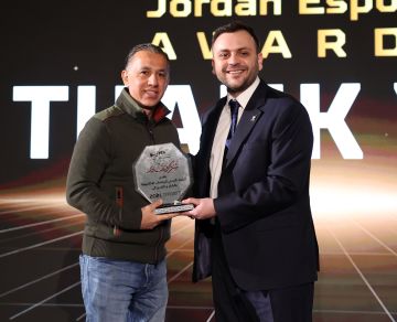 الأمير عمر بن فيصل يكرم مركز زين للرياضات الإلكترونية