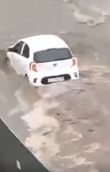 فيديو متداول يظهر سيارة كيا بيكانتو تسير في شارع غارق بمياه الأمطار بعد الهطولات الأخيرة