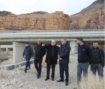 وزير الأشغال يتفقد جسور البحر الميت ويوجه بتعزيز حمايات مخارج جسري زرقاء ماعين وشقيق بشكل جذري عقب السيول