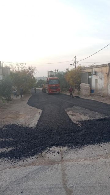 رابية الكورة تباشر بإعادة تعبيد شوارع بعد أضرار المنخفض