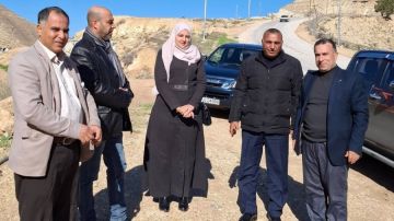 متصرف لواء الرمثا يتفقد طريق الشجرة المغير