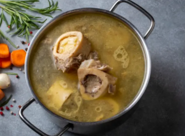 مرق العظام ومسحوق البروتين .. من يتفوق في بناء العضلات؟