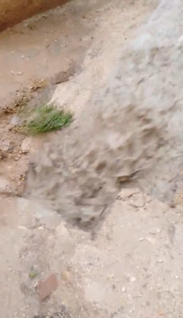 شكاوى من مجرى تصريف مياه أمطار يهدد سلامة المنازل في الزرقاء .. فيديو