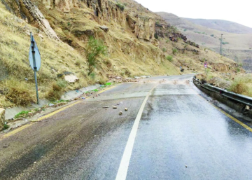 الأردن .. الانهيارات تغلق طريق السلط - وادي شعيب - الأغوار