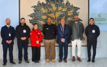 بطل العالم في الفورميولا ون يزور الهلال الأحمر الأردني