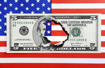 خبير اقتصادي شهير يتنبأ بمصير الدولار والذهب