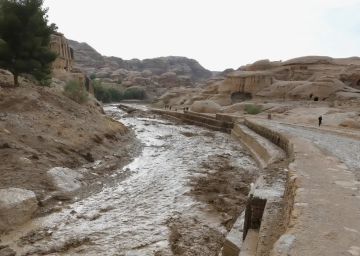 الحكومة تباشر إجراءات تعويض المتضررين جراء الأحوال الجوية وبدء صرف المعونات غدا الحكومة تباشر إجراءات تعويض المتضررين جراء الأحوال الجوية وبدء صرف المعونات غدا