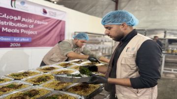 الهيئة الخيرية الأردنية توزع وجبات ساخنة في غزة الهيئة الخيرية الأردنية توزع وجبات ساخنة في غزة