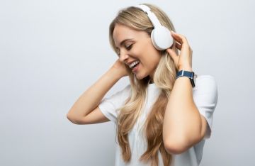 طبيب يحذر من عواقب الاستماع إلى الموسيقى عبر سماعات الرأس