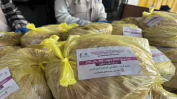  الخيرية الهاشمية ولجنة المناصرة تواصلان توزيع الخبز داخل قطاع غزة