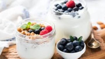 الزبادي اليوناني.. بروتين مشبع وخيار مثالي لفطور صحي