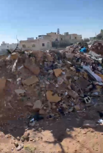 بالفيديو .. أهالي حي في الرجم الشامي يطالبون البلدية بإزالة مخلفات تشكل مكرهة صحية