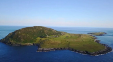 جزيرة بريطانية تطلب موظفين بإقامة مجانية.. لكن المهمة ليست سهلة