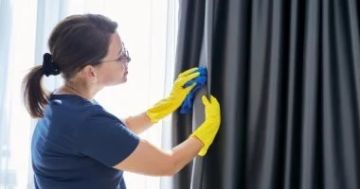 خطوات بسيطة لتنظيف الستائر بشكل صحيح